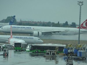 İstanbul'daki yağmur uçuşları olumsuz etkiledi