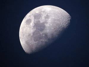 Çin Ay'ın karanlık yüzü için uydu gönderdi