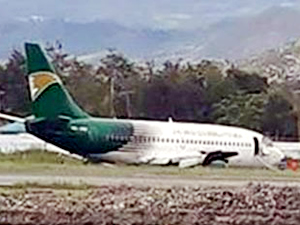 Endonezya'da kargo uçağı pistten çıktı