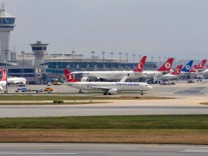 Atatürk Havalimanı'na inişlerde gecikmeler yaşanıyor