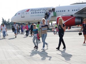 Rus havayolu şirketi RoyalFlight Gazipaşa'ya ilk uçuşunu gerçekleştirdi