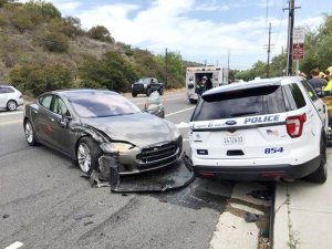 Tesla'nın aracı yine kazaya karıştı!