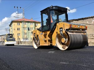 Yüksekova'da yollar sıcak asfalta kavuşuyor