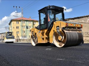 Yüksekova'da yollar sıcak asfalta kavuşuyor