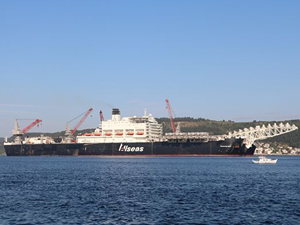 Pioneering Spirit, İstanbul Boğazı'ndan geçti.