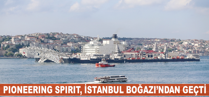 Pioneering Spirit, İstanbul Boğazı'ndan geçti.