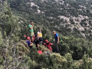 Kayalıklara düşen paraşütçü helikopterle kurtarıldı