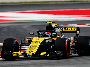 Renault F1 otomobilinde Suudi bir kadın sürücü