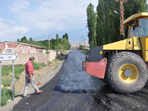 Iğdır'da köy yolları asfaltla döşeniyor