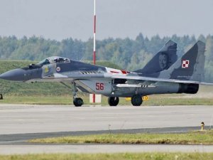 Polonya'da askeri uçak düştü