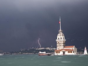 İstanbul'da öğle saatlerinde sağanak yağış bekleniyor