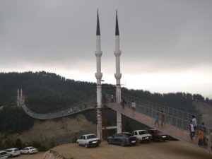 Kahramanmaraş'taki asma köprü yoğun ilgi görüyor