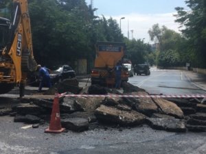 İstanbul'da sağanak nedeniyle yol çöktü