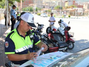 Engelli yollarına park edenlere ceza kesildi