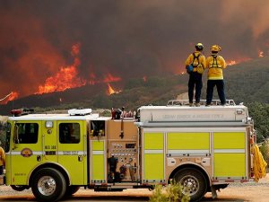 California tarihinin en büyük yangınıyla mücadele ediyor