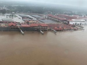 Hindistan'da havalimanı sular altında kaldı