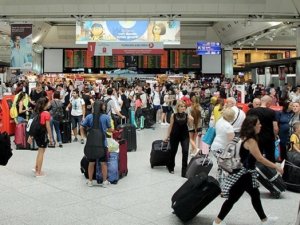 Atatürk Havalimanı'nda bayram yoğunluğu sürüyor