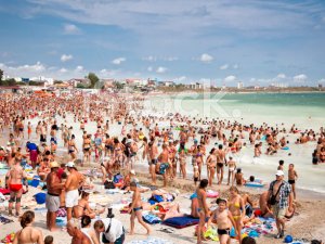 Oteller yüzde yüz doldu, turistler sahile akın etti