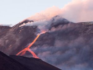 Etna Yanardağı yeniden faaliyete geçti