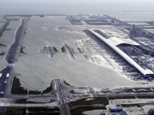 Japonya'da tayfun nedeniyle havalimanı kapatıldı