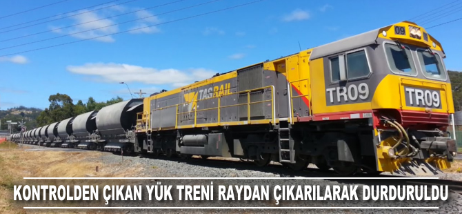 Kontrolden çıkan yük treni raydan çıkartılarak durduruldu
