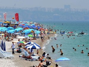 Antalya sahili'nde görülmemiş yoğunluk yaşanıyor