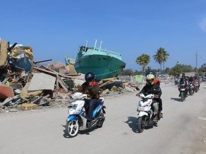 Endonezyalılar deniz kıyısındaki evlerini terk ettiler