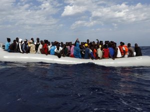 60 kişinin bulunduğu tekne Gine'de battı
