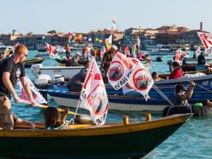 Venedikliler dev yolcu gemilerini protesto etti