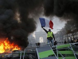 Sarı Yelekliler Champs Elysees'e çıkıyor