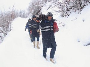 Elektriksiz kalmasınlar diye kar kış dinlemeden çalışıyorlar