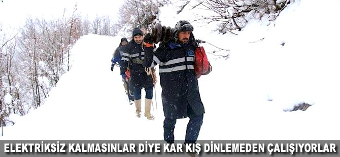 Elektriksiz kalmasınlar diye kar kış dinlemeden çalışıyorlar