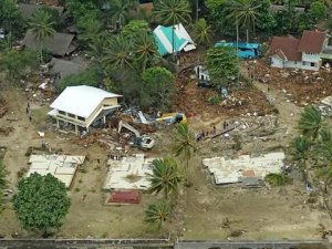Endonezya'da Tsunami'de ölenlerin sayısı 429'a çıktı