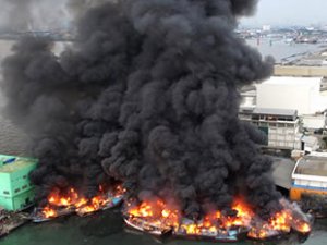 Jakarta Muara Baru Limanı’nda yangın çıktı: 20 balıkçı teknesi yandı