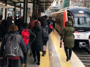 Gebze - Halkalı banliyö hattında ilk gün yoğunluğu