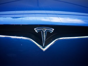 Tesla pick-up için ilk teaser