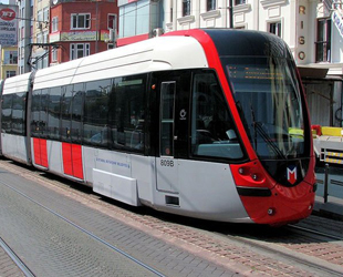 Eminönü-Alibeyköy hattına elektriğini yerden alan tren