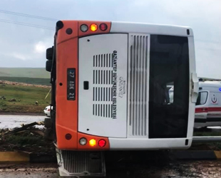 Belediye otobüsü devrildi: 19 yaralı