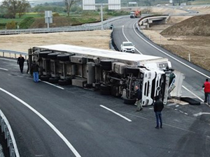 Kuzey Marmara Otoyolu'nda TIR devrildi