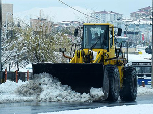 Baharda yağan kar ulaşımı aksattı