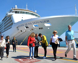 ‘Seven Seas Voyager’ kruvaziyer gemisi, Kuşadası’na sezonun ilk seferini yaptı