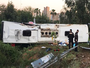 Yolcu otobüsü devrildi: 2 ölü, 29 yaralı