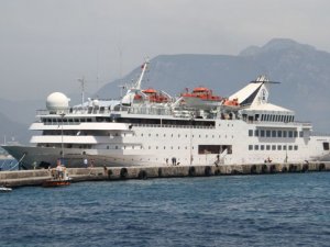Alanya'ya ilk kruvaziyer gemisi demir attı
