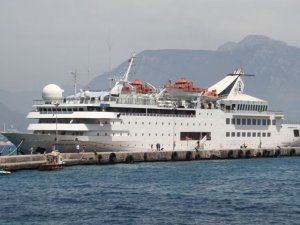 Alanya'ya ilk kruvaziyer gemisi demir attı