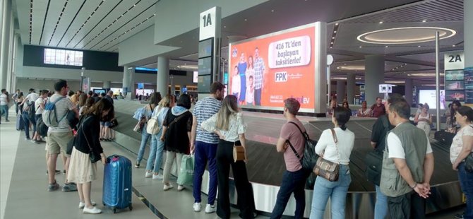 İstanbul Havalimanı'nda tatil dönüşü yoğunluğu