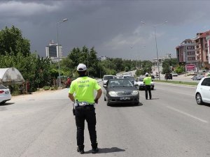 Trafikte makas atan sürücüye sedyede ceza