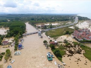 Kocaali-Akçakoca kara yolu sağanak nedeniyle ulaşıma kapandı