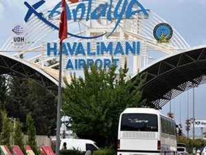 Antalya Havalimanı'na saatte 20 uçak indi