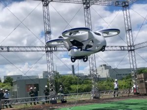 Japonya'da prototip uçan otomobil deneme uçuşu yaptı