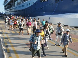 Kuşadası'na 3 gemiyle 3909 turist geldi